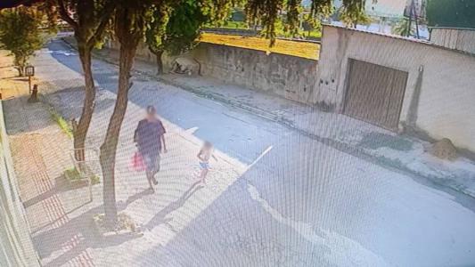 Imagem mostra suspeito passando com irmã pela rua de casa em Santa Luzia (MG)