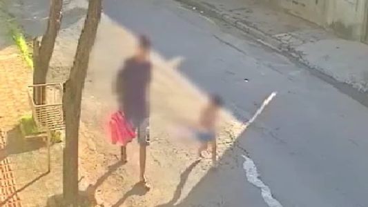Imagem mostra suspeito passando com irmã pela rua de casa em Santa Luzia (MG)