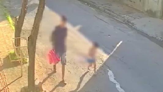 Imagem mostra suspeito passando com irmã pela rua de casa em Santa Luzia (MG)