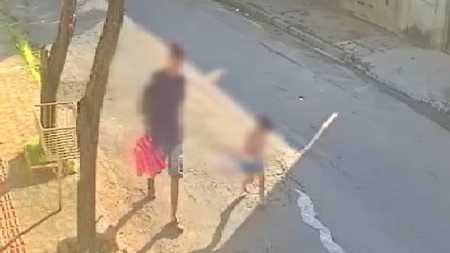 Imagem mostra suspeito passando com irmã pela rua de casa em Santa Luzia (MG)
