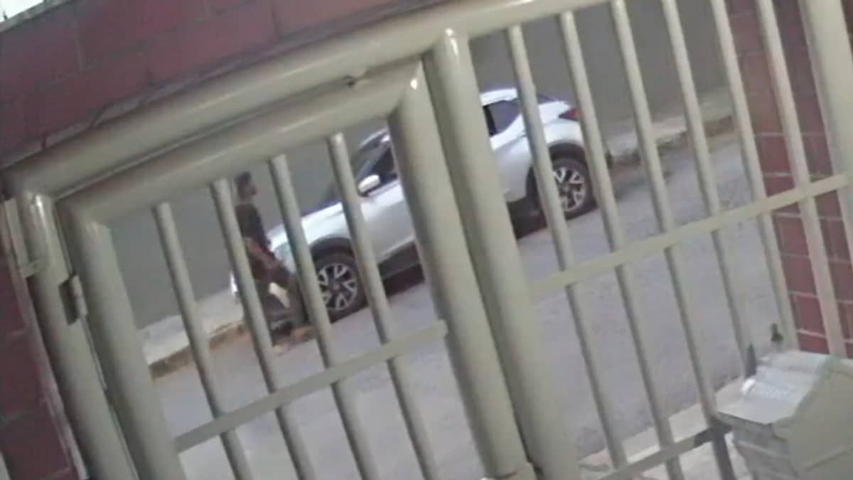 Suspeito tenta roubar carro no bairro Caiçara, em BH, mas antifurto impede assalto; veja vídeo
