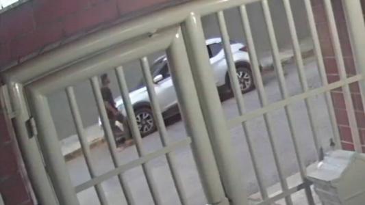 Imagem mostra suspeito se aproximando do veículo em rua do bairro Caiçara, em BH