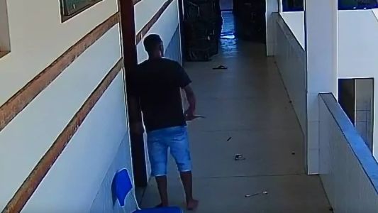 Imagem mostra suspeito tentando invadir escola em Virgem da Lapa (MG)