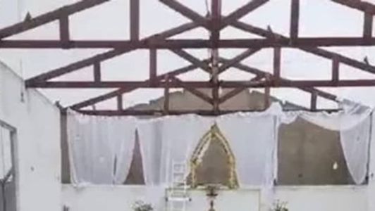 Imagem mostra telhado de igreja totalmente destruído pela chuva de granizo