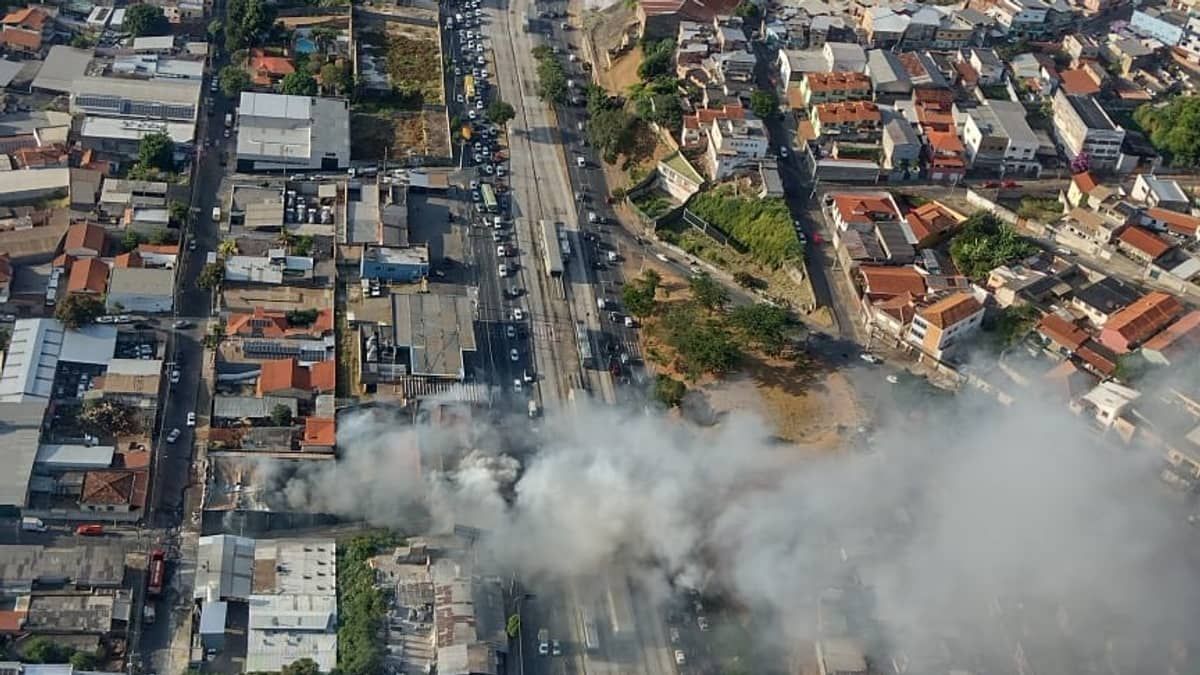 Incêndio na Avenida Antônio Carlos  trava trânsito na região Noroeste de BH 