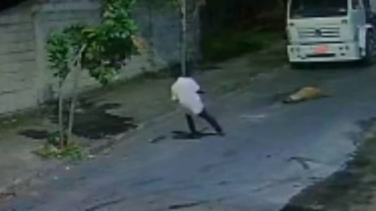 Imagem mostra um dos suspeitos arrastando pitbull em rua do bairro Santa Rosa