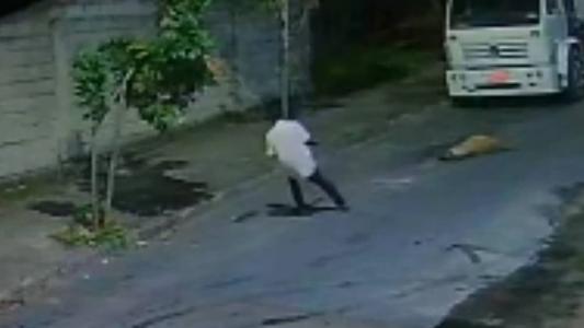 Imagem mostra um dos suspeitos arrastando pitbull em rua do bairro Santa Rosa