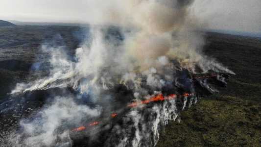 Imagem mostra vulcão em erupção a 30 kilômetros de distância da capital da Islândia