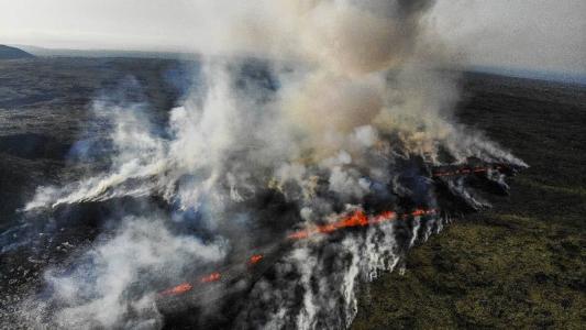 Imagem mostra vulcão em erupção a 30 kilômetros de distância da capital da Islândia