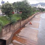 Homem cai no Rio Arrudas, em BH, e é resgatado pelo Corpo de Bombeiros