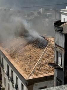 Três focos de incêndio voltam a atingir a Serra do Curral, agora no Bairro Sion, Zona Sul de Belo Horizonte, na tarde desta quarta-feira. Dezoito militares estão no local tentando controlar o fogo.