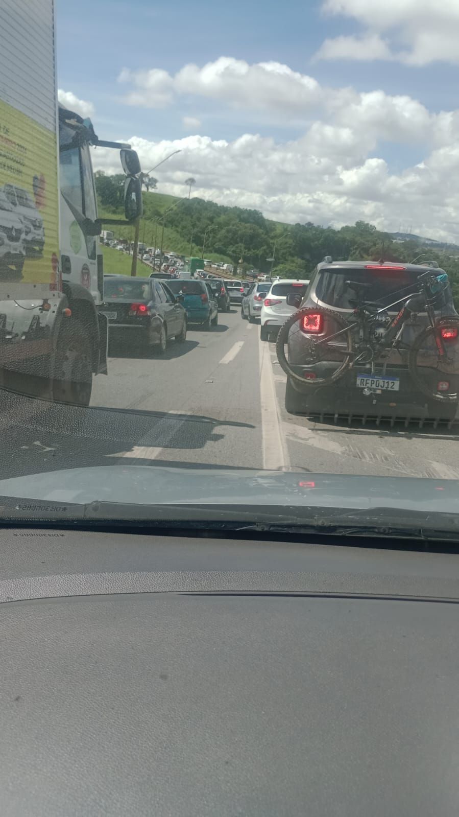 Carro colide com carreta e capota na Fernão Dias, na Grande BH