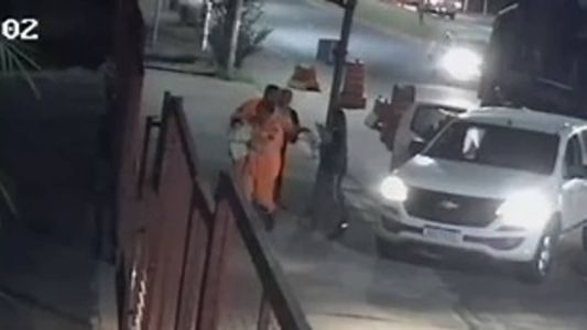 Imagens da câmera de segurança mostram momento que família chega e pede ajuda aos bombeiros