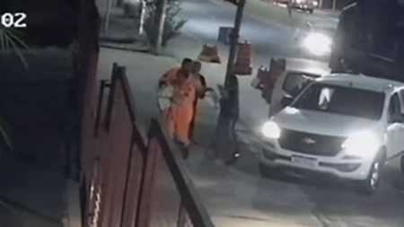 Imagens da câmera de segurança mostram momento que família chega e pede ajuda aos bombeiros