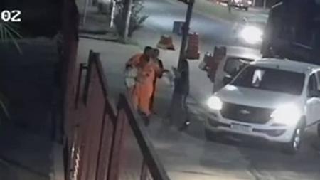 Imagens da câmera de segurança mostram momento que família chega e pede ajuda aos bombeiros