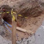 Moradores denunciam transtorno causado por abertura de cratera de 80 metros em rua de Sabará