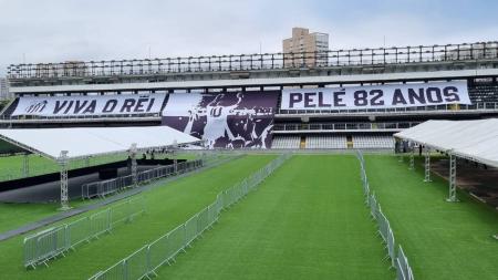 Imagens da preparação do Santos para receber o corpo do Rei Pelé