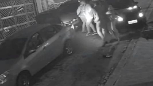Imagens de câmera de segurança na rua flagraram o crime