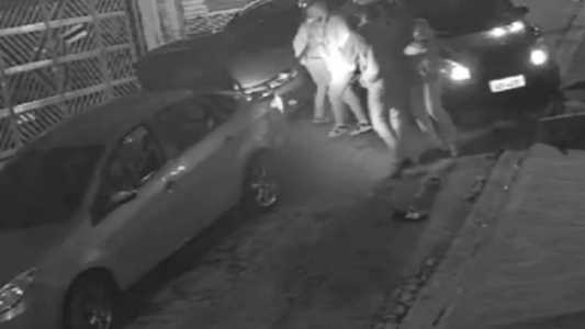 Imagens de câmera de segurança na rua flagraram o crime