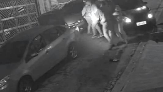 Imagens de câmera de segurança na rua flagraram o crime
