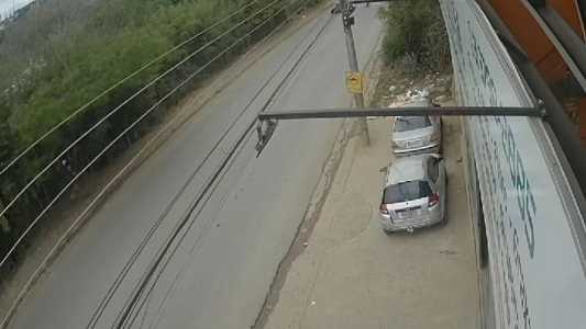 Imagens de câmeras de monitoramento mostram o momento da batida; uma pessoa está em estado grave