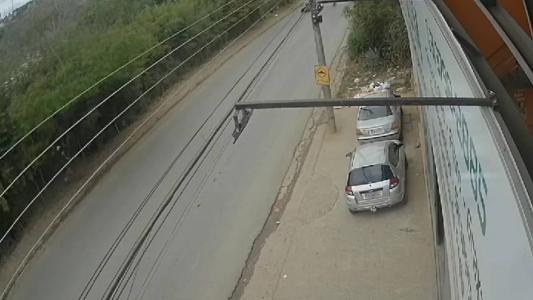 Imagens de câmeras de monitoramento mostram o momento da batida; uma pessoa está em estado grave