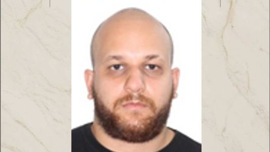 Imagens de câmeras de segurança mostram momento em que ele deixa o apartamento por volta das 14h40 dessa terça-feira (18)