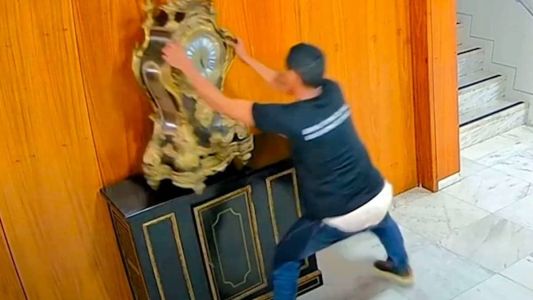 Imagens de câmeras de segurança mostram o momento em que o relógio é destruído por um homem