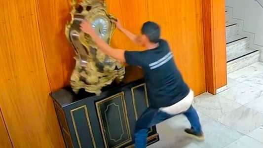 Imagens de câmeras de segurança mostram o momento em que o relógio é destruído por um homem