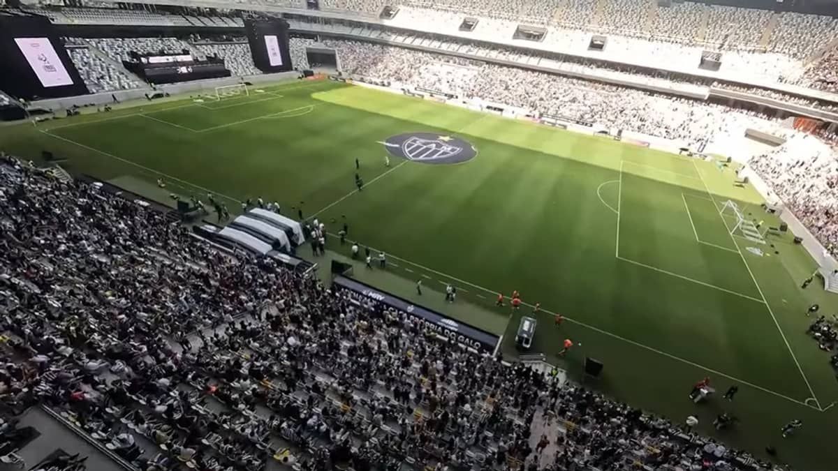 Arena MRV vista de cima: um passeio de drone durante o jogo Lendas do Galo