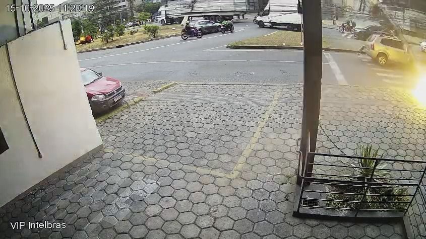 Vídeo: carro escapa por milésimos de ser atingido por poste após acidente em BH