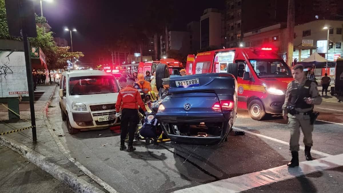 Capotamento de veículo mobiliza Bombeiros Militares em Conselheiro Lafaiete 
