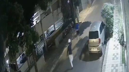 Imagens do circuito de segurança mostram o momento do crime