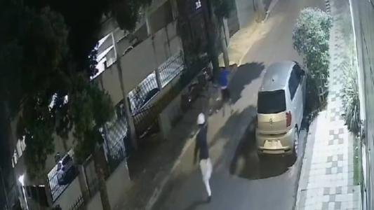 Imagens do circuito de segurança mostram o momento do crime