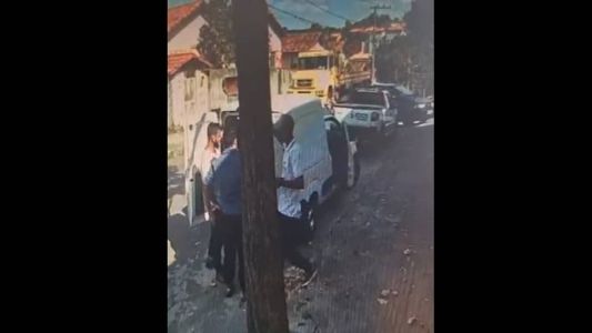 Imagens do circuito de segurança mostram os bandidos e uma das vítimas