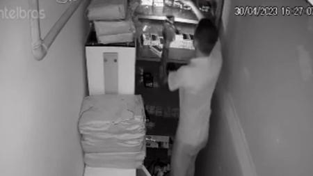 Imagens do circuito interno mostram momento em que homem entra no estoque da loja