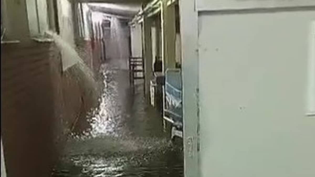 Vídeo: corredor de hospital fica inundado após passagem de ciclone no Rio Grande do Sul