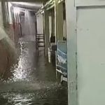 Vídeo: corredor de hospital fica inundado após passagem de ciclone no Rio Grande do Sul