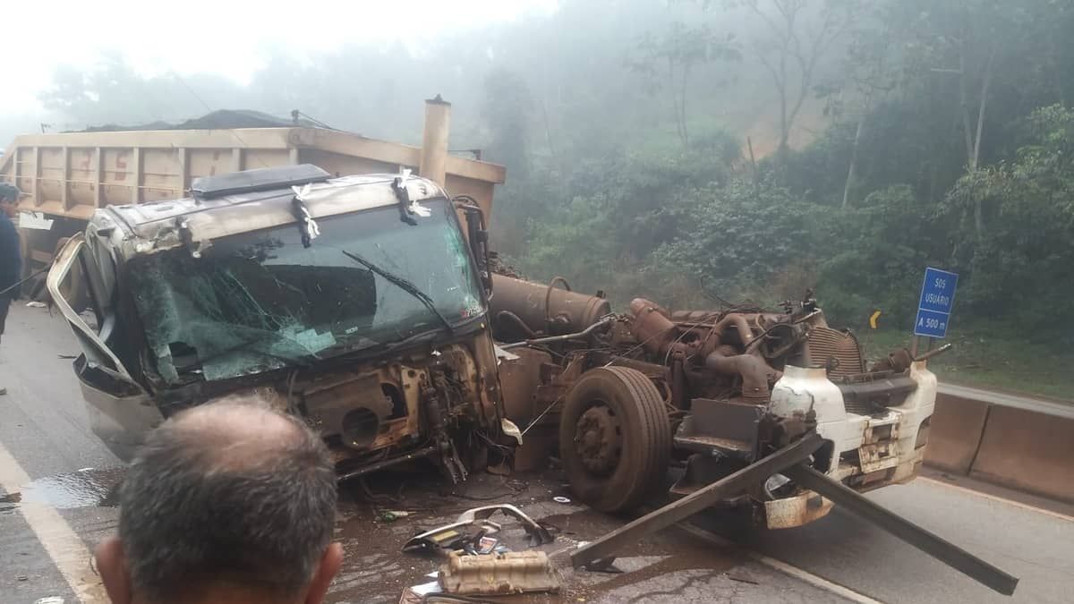 Acidente com carreta fecha a Fernão Dias na Serra de Igarapé, local da tragédia com corintianos