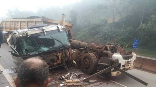 Imagens enviadas à Itatiaia por ouvintes mostram veículos