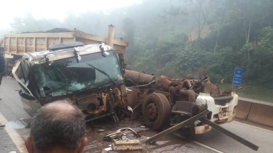 Imagens enviadas à Itatiaia por ouvintes mostram veículos