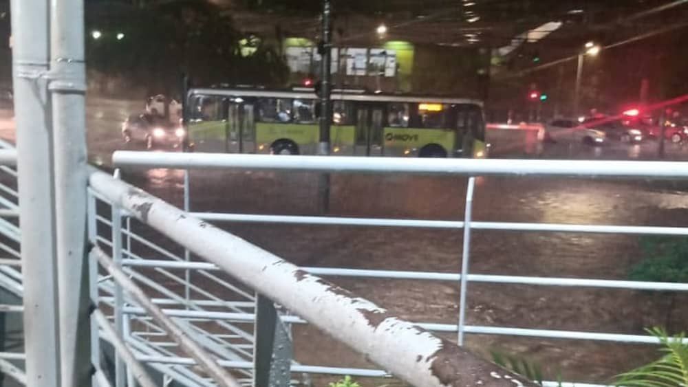 Vídeo: BH tem chuva forte e pontos de alagamento nesta noite de segunda (20)