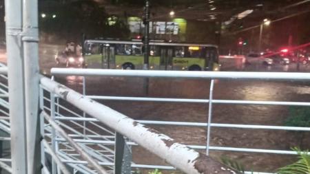 Imagens enviadas pelos ouvintes da Itatiaia mostram avenida na Pampulha, alagada.