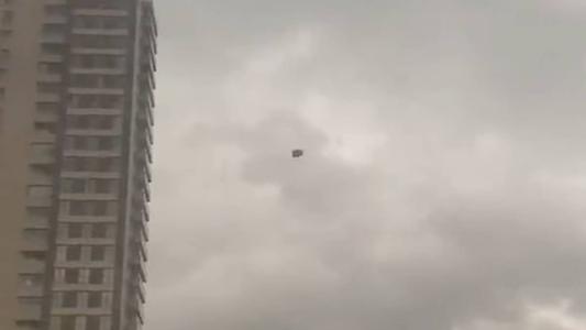 Imagens feitas por um morador mostram o sofá voando pelo céu da cidade
