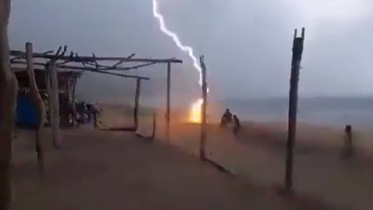 Vídeo: raio mata duas pessoas e deixa outra ferida em praia no México