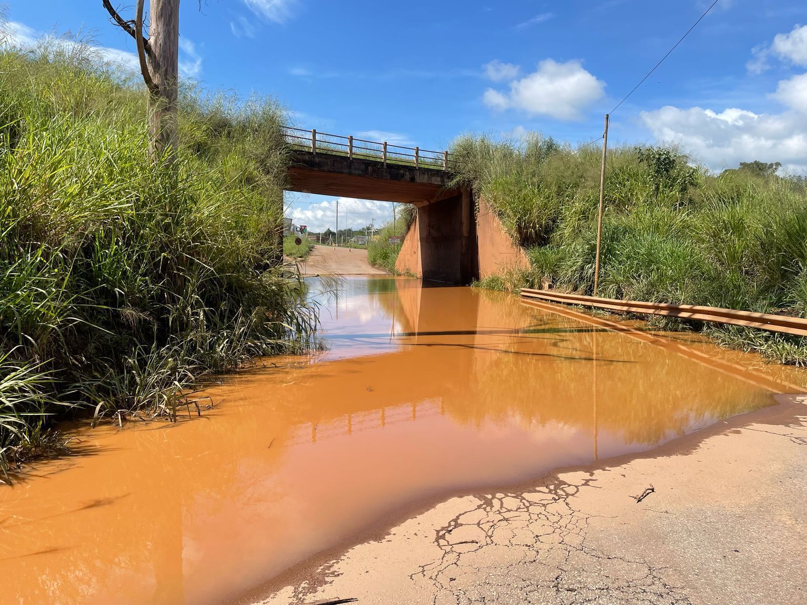 Ponte Alberto Flores, em Brumadinho (MG), é interditada após alagamento