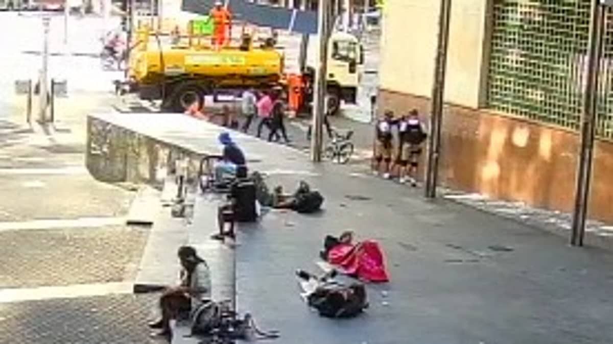 Câmeras de segurança mostram abordagem policial a morador de rua que morreu no Centro de BH