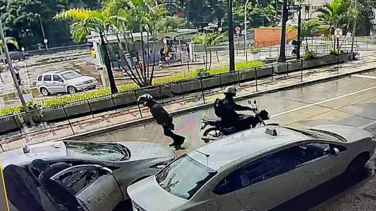 Imagens mostram a dupla descendo da moto momentos antes de anunciarem o assalto