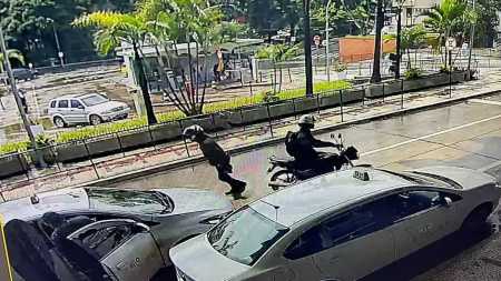 Imagens mostram a dupla descendo da moto momentos antes de anunciarem o assalto