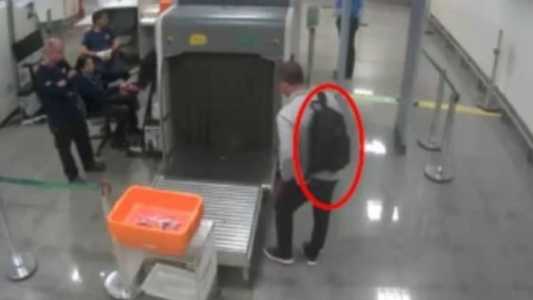 Imagens mostram Cid com mochila em aeroporto após “operação resgate” de joias sauditas.